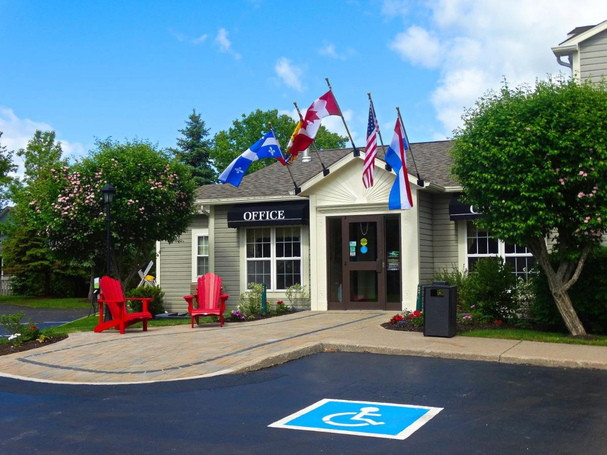 Amsterdam Inn & Suites Sussex Exterior photo